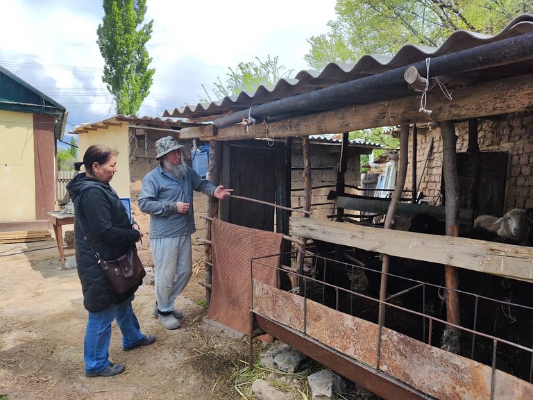 Кызыл-Октябрь айыл өкмөтүнө караштуу социалдык контракттын негизинде жардам көрсөтүлгөн үй-бүлөлөргө кварталдык мониторинг жүргүзүлдү