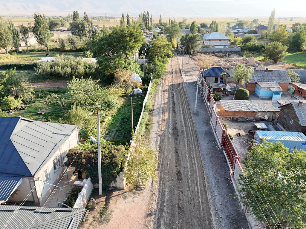 Жаңы-Алыш айылынын Сарыпбек көчөсүнө асфальт төшөө иши кызуу жүрүп жатат